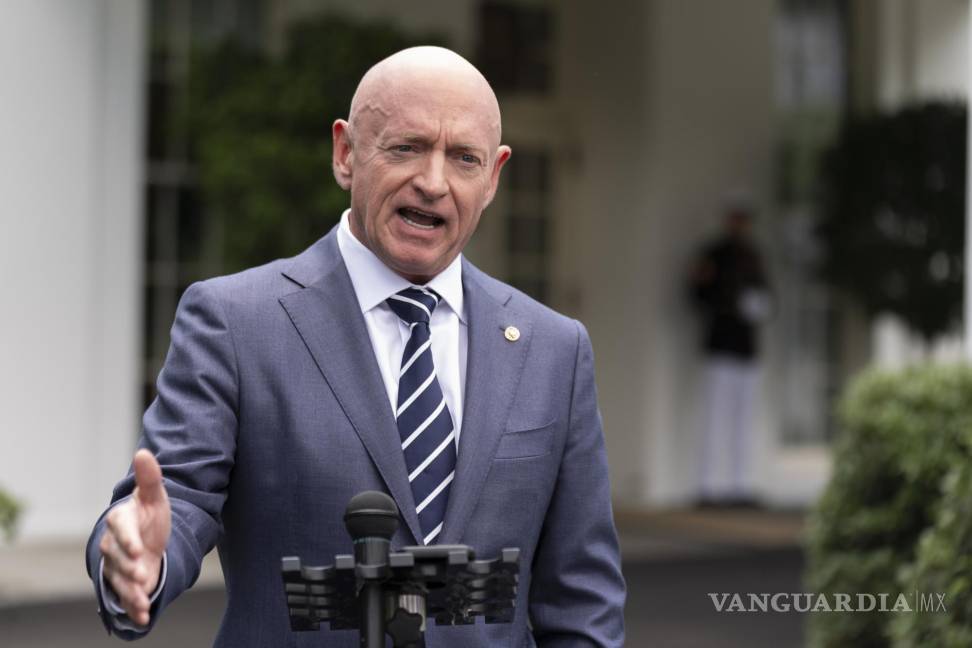 $!El senador Mark Kelly, demócrata por Arizona, habla sobre la frontera sur del país en la Casa Blanca en Washington.