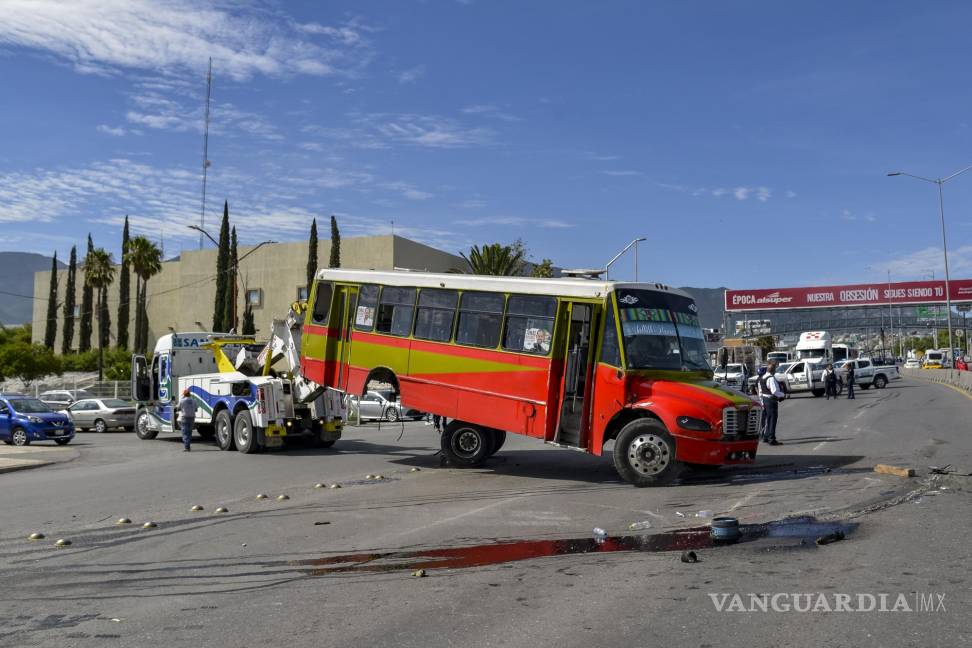 $!Personal de tránsito y una grúa trabajaron en la remoción del camión volcado.