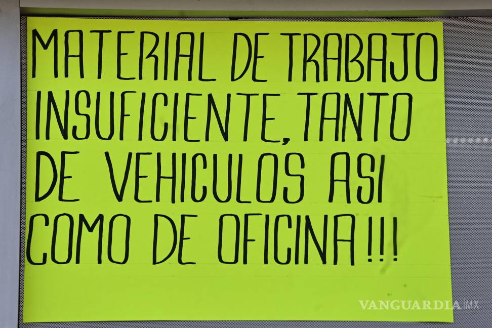 $!La falta de material de trabajo obliga a los repartidores a conseguir y reparar sus propios recursos.