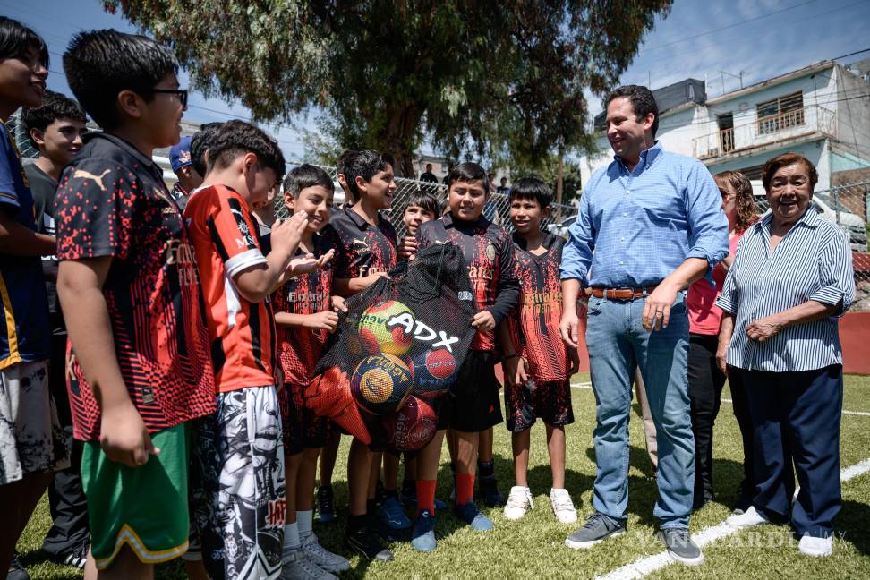 $!Vecinas y vecinos agradecieron a las autoridades municipales por cumplir el compromiso de mejorar la infraestructura deportiva de su colonia.