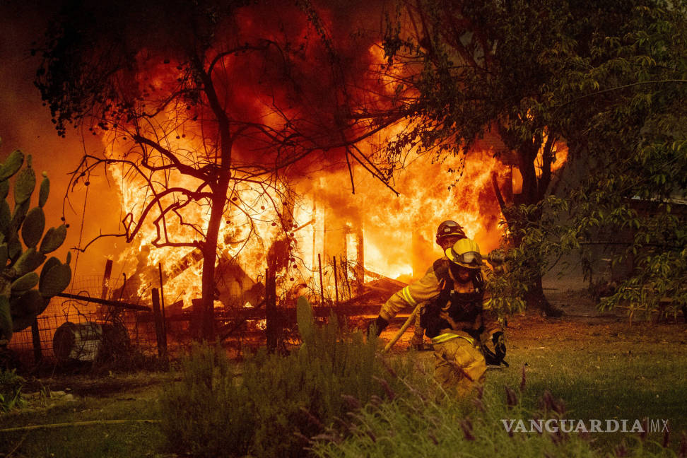 $!Vientos dan vida a incendio en california