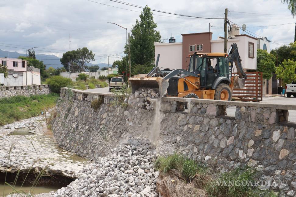$!Cuadrillas del programa “Aquí andamos” reparan el canal pluvial La Aurora en Balcones de La Aurora.