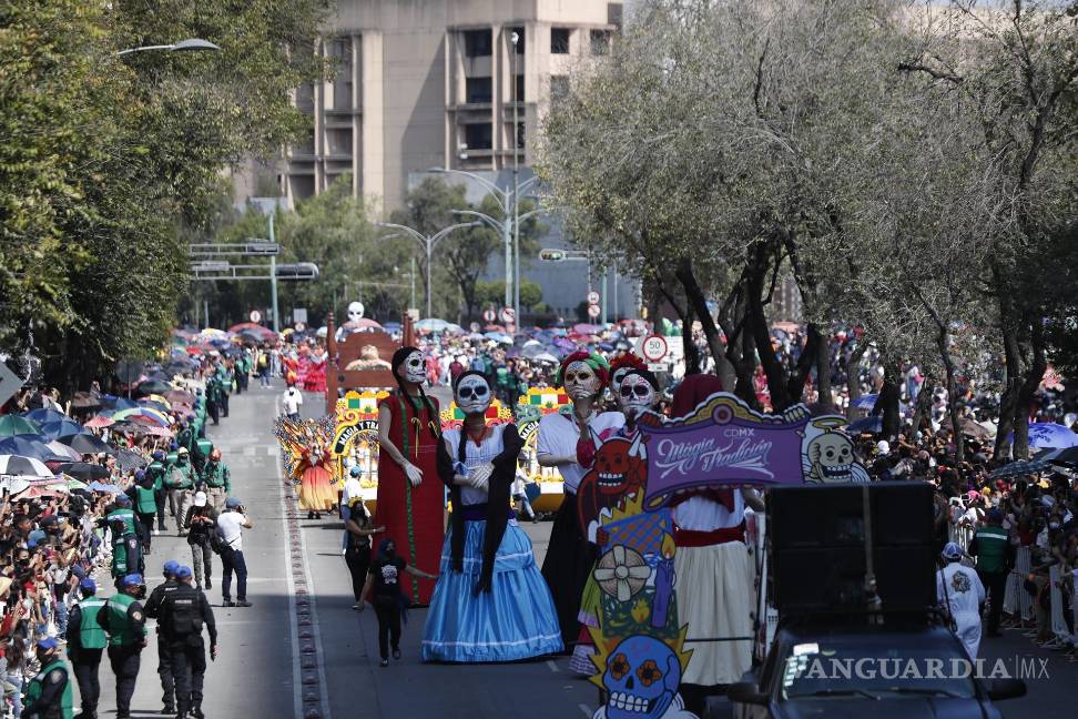 $!El desfile del Día de Muertos vuelve a la Ciudad de México, tras un año de obligado descanso por la pandemia con más de 1,000 participantes, 10 carros alegóricos, cuatro estrellas musicales, 350 bailares y acróbatas. EFE/Mario Guzmán