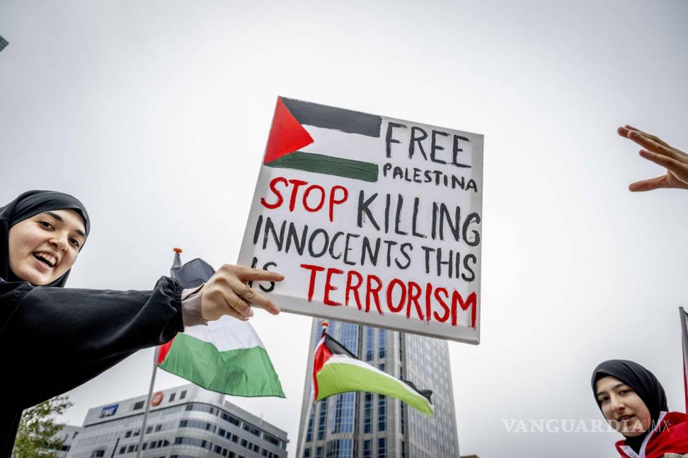 $!La gente se manifiesta para expresar su apoyo al pueblo palestino en Rotterdam, Países Bajos.