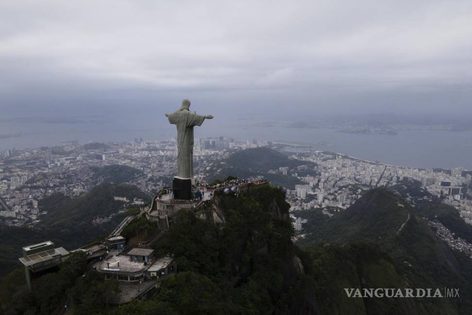 $!En esta imagen aérea tomada con un dron, la estatua del Cristo Redentor se encuentra en Río de Janeiro, Brasil. AP/Lucas Dumphreys