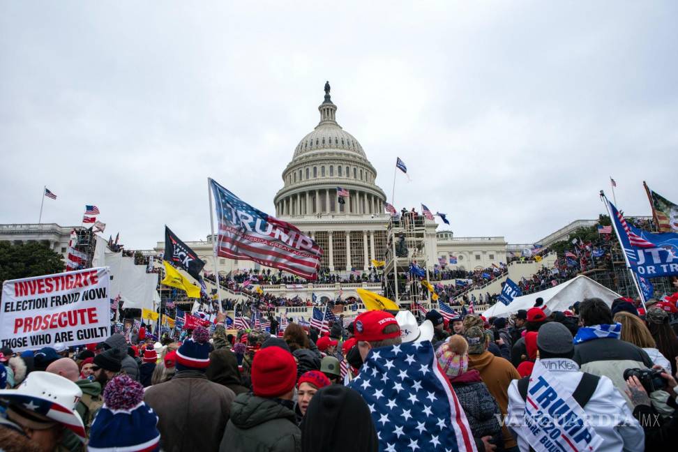 $!Los alborotadores leales al presidente Donald Trump se manifiestan en el Capitolio de los Estados Unidos en Washington el 6 de enero de 2021.