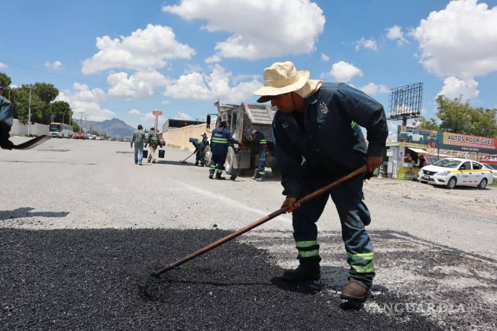$!Cuadrillas municipales realizaron bacheo en la colonia 26 de Marzo y rehabilitaron vialidades afectadas por las lluvias.