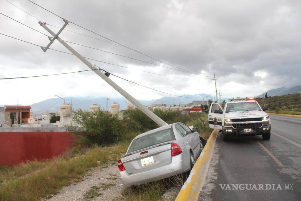 Conductor se impacta contra poste de concreto y abandona su auto, en Saltillo