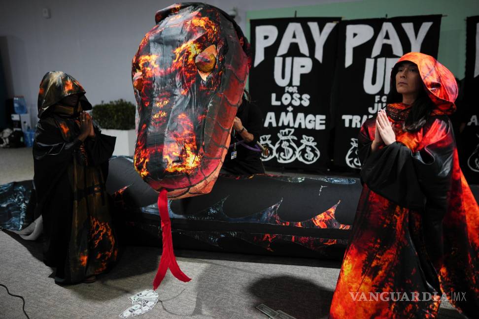 $!Activistas participan en una manifestación para reclamar financiamiento climático en la cumbre climática COP29 de la ONU en Bakú, Azerbaiyán.