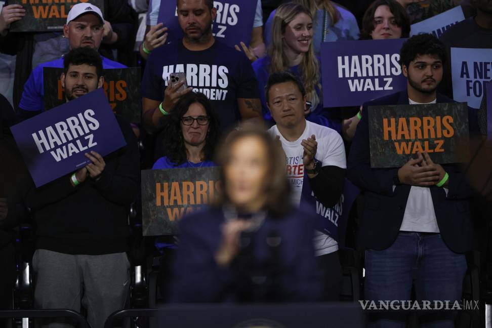 $!Partidarios de Kamala Harris (c), la escuchan hablar durante una manifestación de Get Out the Vote en East Lansing, Michigan.