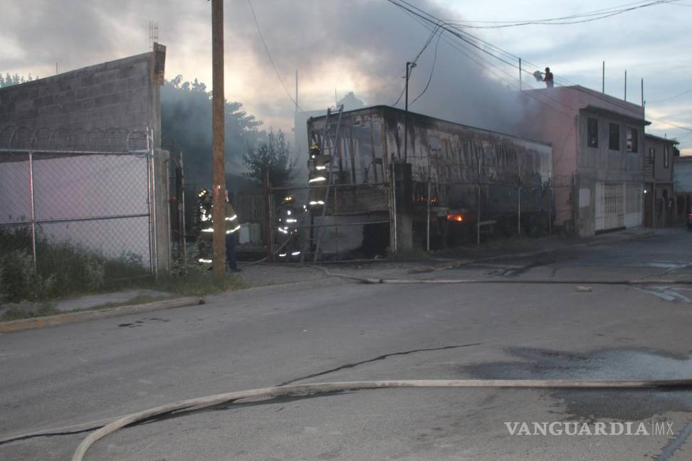 Incendio consume caja de tráiler en la Vista Hermosa, en Saltillo