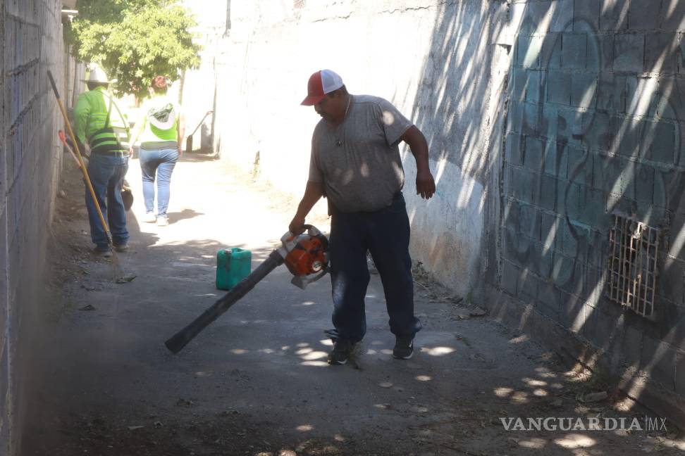 $!Brigadas municipales retiraron basura y escombro en los callejones de la colonia Miguel Hidalgo.