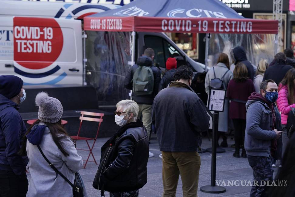 $!Un grupo de personas espera para recibir la prueba de coronavirus en Times Square, Nueva York, el 13 de diciembre de 2021.