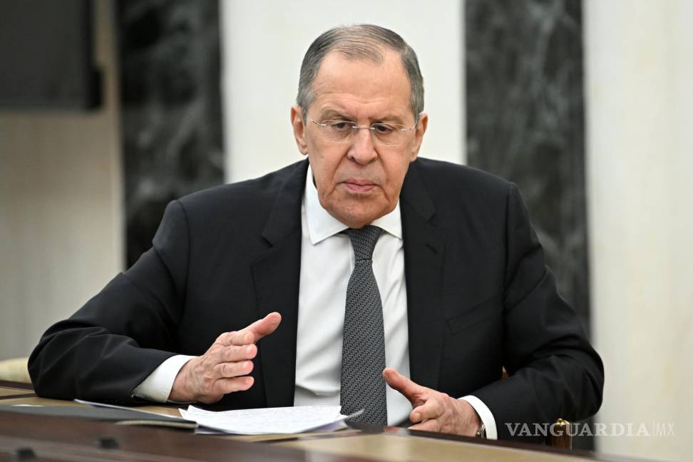 $!El ministro de Relaciones Exteriores de Rusia, Sergey Lavrov habla con el presidente ruso, Vladimir Putin. AP/Alexei Nikolsky, Sputnik, Kremlin