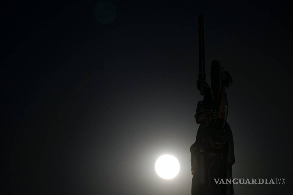 $!Una luna llena junto al Monumento a la Patria en Kyiv, Ucrania. Durante un fenómeno conocido como la “ Strawberry Moon”.