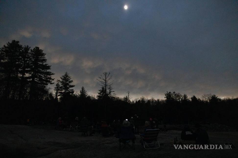 Así cautiva, maravilla y asombra el eclipse solar desde Mazatlán hasta la isla de Terranova (fotos)