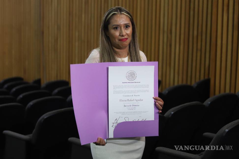 $!Eluzai Rafael Aguilar, se retira del auditorio del INE luego te recibir su constancia de mayoría luego de que su candidatura resultara ganadora. Actualmente la ligan a liderazgos de la Luz del Mundo. | Foto: Cuartoscuro