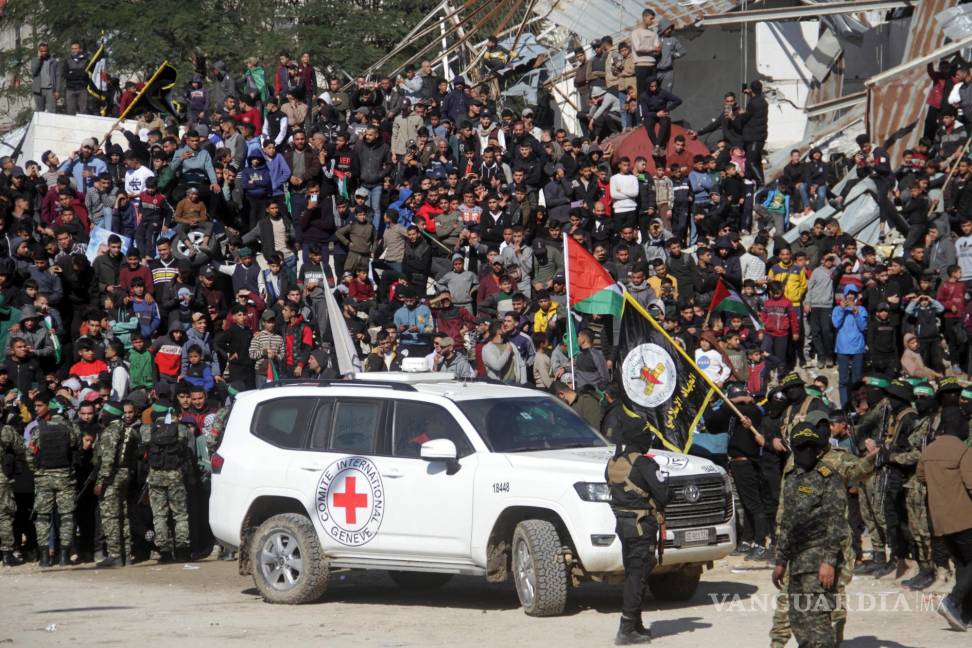 $!Tras haber sido transferidas en Gaza de manos de Hamás - que organizaron un desfile de fuerzas con cientos de milicianos congregados en la Plaza Palestina- a los vehículos de la Cruz Roja.