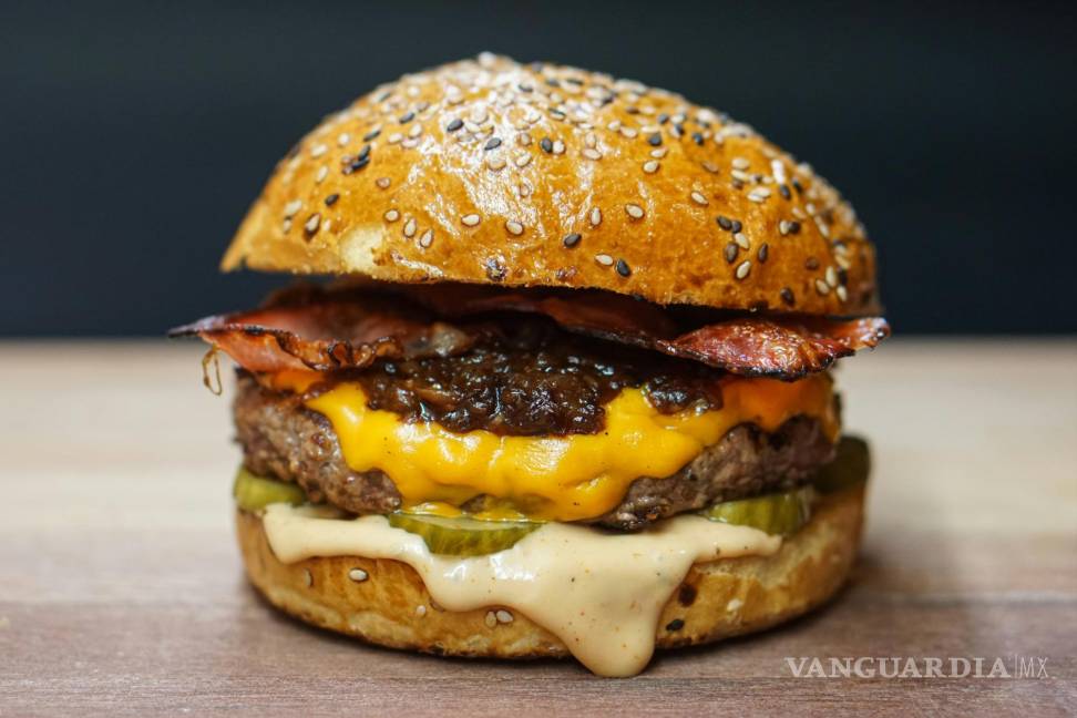 $!Imagen ilustrativa de una hamburguesa BBQ con tocino y queso ahumado.