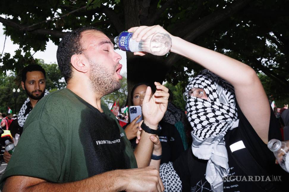 $!Durante el discurso de Netanyahu, en el exterior del Congreso miles de personas realizaban protestas. En la imagen, un joven recibe agua luego de que la policía lanzara gas lacrimógeno.