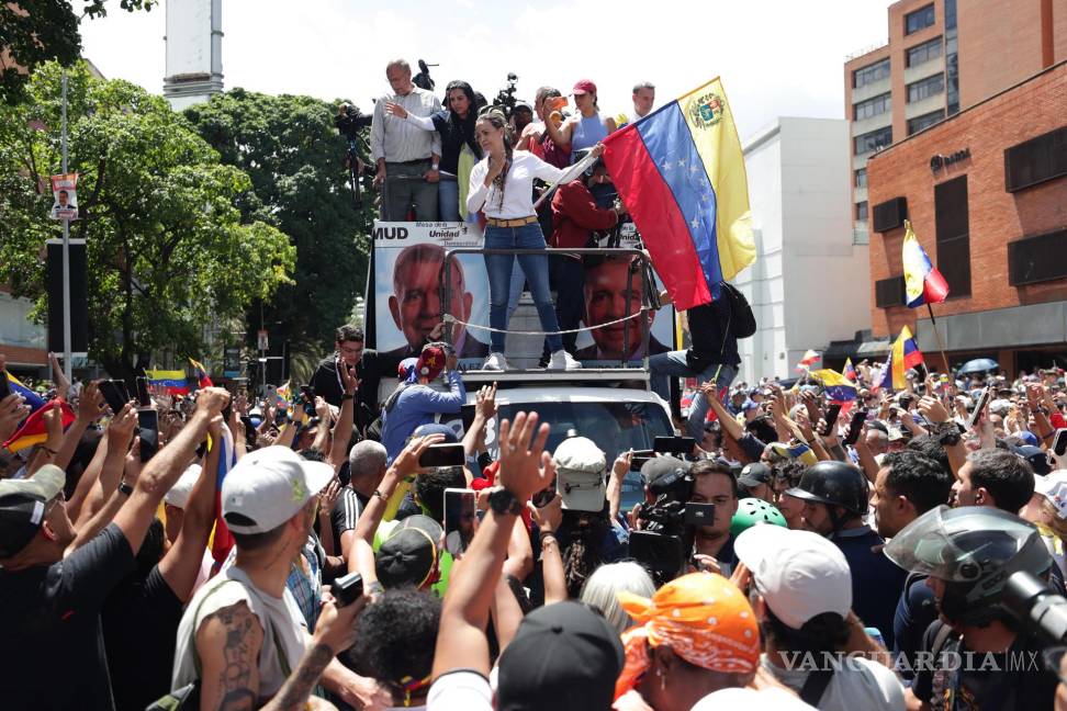 $!La líder opositora de Venezuela María Corina Machado asiste a una protesta en rechazo a los resultados oficiales de las elecciones presidenciales en Caracas.