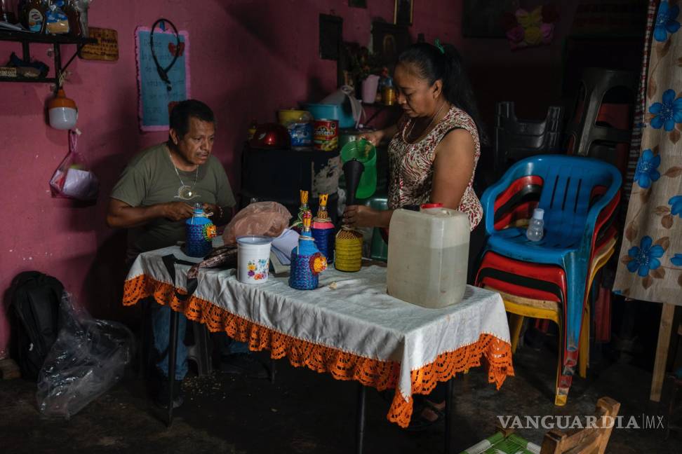 $!Clemente Rodríguez y Luz María Telumbre, cuyo hijo Christian es uno de los 43 estudiantes desaparecidos hace 10 años en su casa en Tixtla.