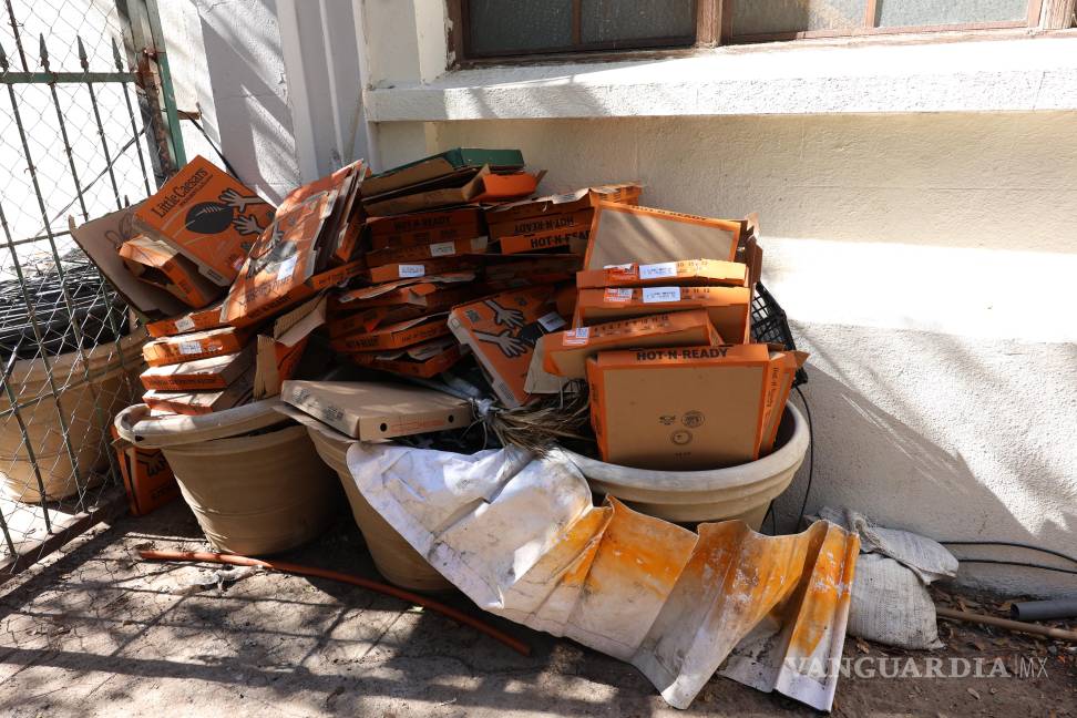 $!Las cajas desechadas por comensales afectan la imagen y limpieza del parque histórico.
