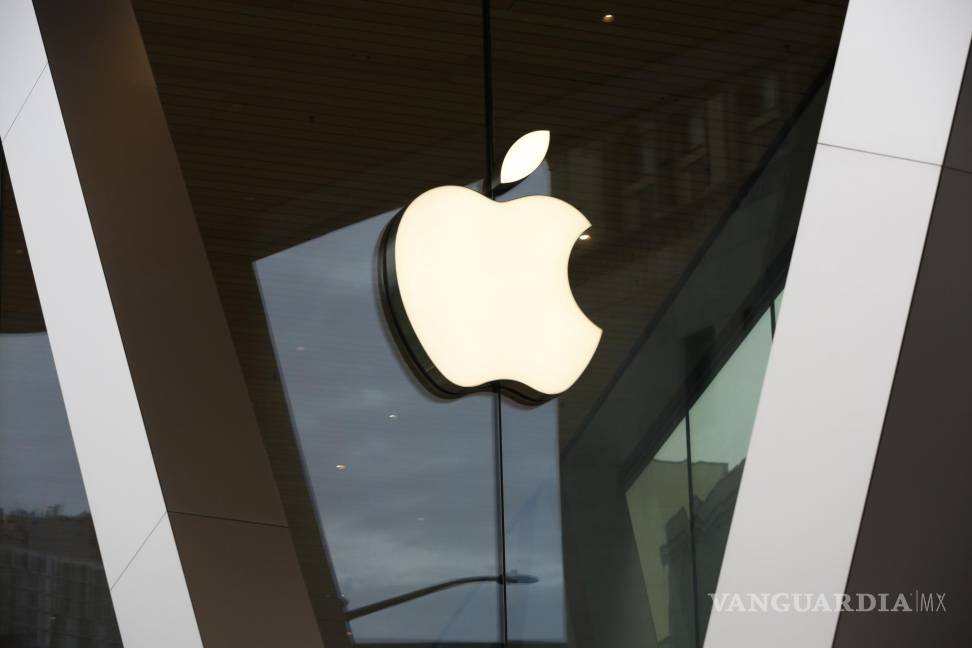 $!Logotipo de Apple adorna la fachada de la tienda Apple del centro de Brooklyn en Nueva York. AP/Kathy Willens