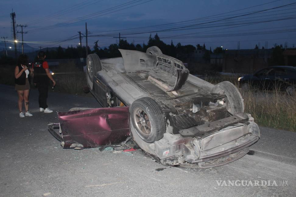 Conductor ebrio provoca choque y vuelca frente a la UAAAN, en Saltillo