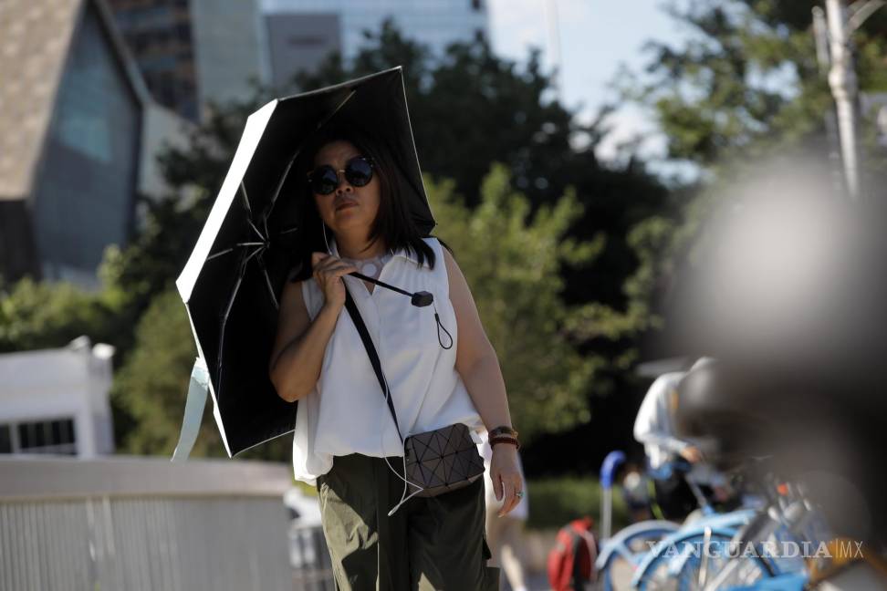 $!Una mujer camina en una calle en Beijing, China.