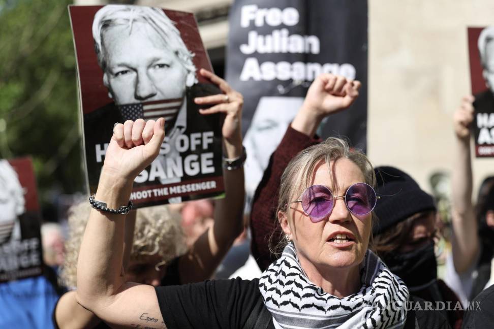 $!Sus partidarios hacen un gesto frente al Tribunal Superior durante la audiencia de apelación de extradición del fundador de WikiLeaks, Julian Assange, en Londres.