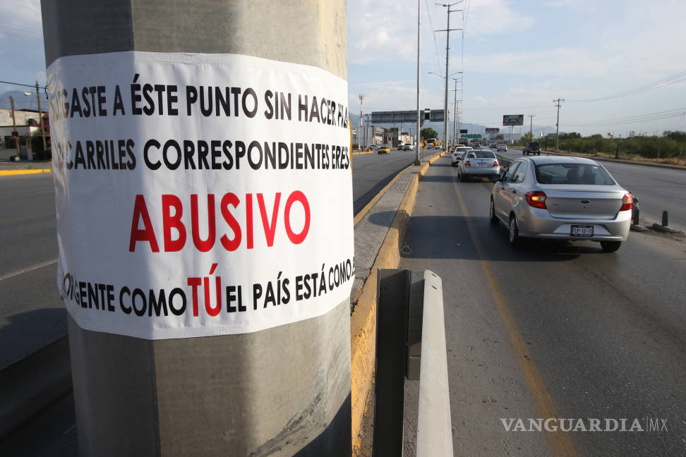 $!Rebasados bulevares en Saltillo: ‘Atora’ tráfico vial el transporte de personal