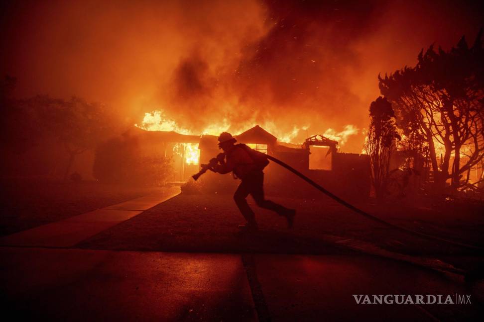 $!Bomberos trabajan contrarreloj para combatir el avance de las llamas.