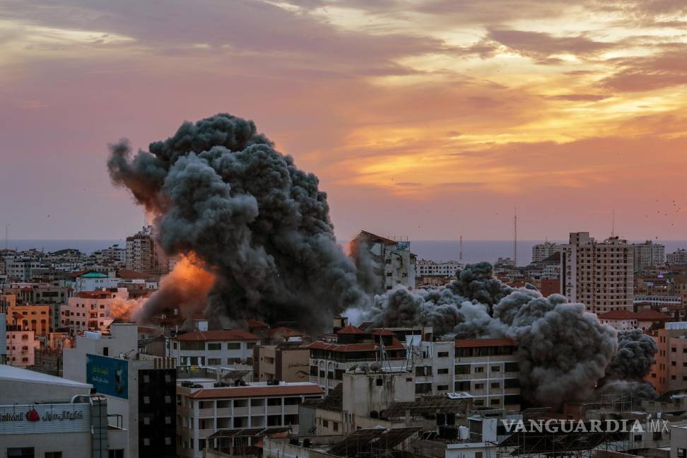 $!El humo se eleva después de que aviones de combate israelíes atacaran la torre Palestina en la ciudad de Gaza, 7 de octubre de 2023.