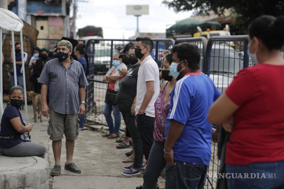 $!Varias personas hacen fila para realizarse un examen de detección temprana del coronavirus en Tegucigalpa.