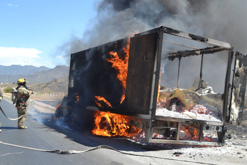 $!Se incendia trailer en la carretera Saltillo-Torreón