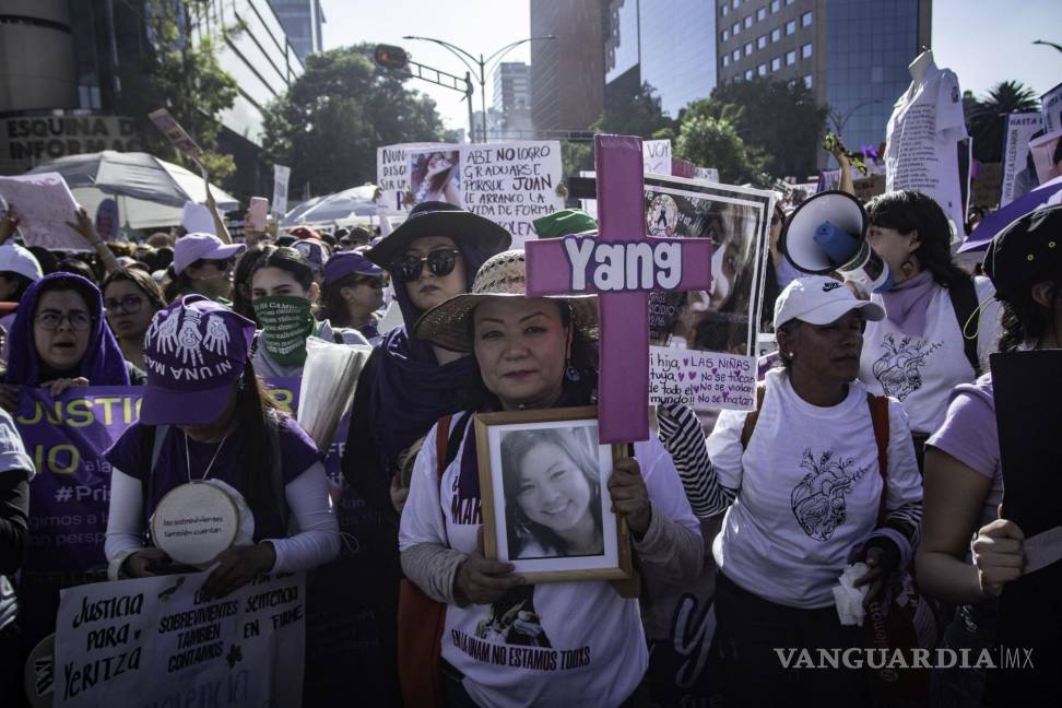 $!CIUDAD DE MÉXICO, 08MARZO2024.- Miles de mujeres partieron de distintos puntos de la ciudad para marchar rumbo a la plancha del Zócalo Capitalino con el fin de exigir que cese la violencia de género, que se esclarezcan los casos de feminicidio, violación y desaparición forzada contra niñas y mujeres. FOTO: ANDREA MURCIA /CUARTOSCURO.COM