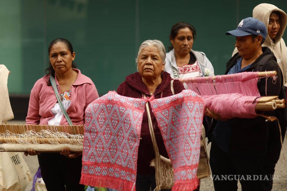 $!La manifestación ocurrió mientras se llevaba a cabo una reunión con autoridades y las partes involucradas por la denuncia del registro indebido de la iconografía de flor y canto.