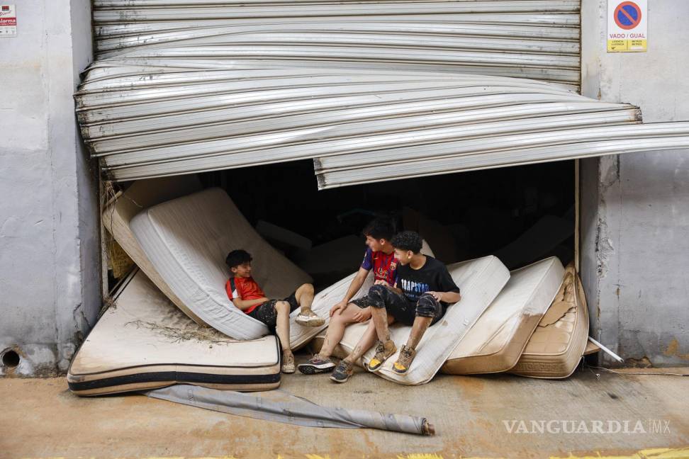 $!Varios jóvenes permanecen en un local deteriorado tras las intensas lluvias de la fuerte DANA en Sedaví, Valencia