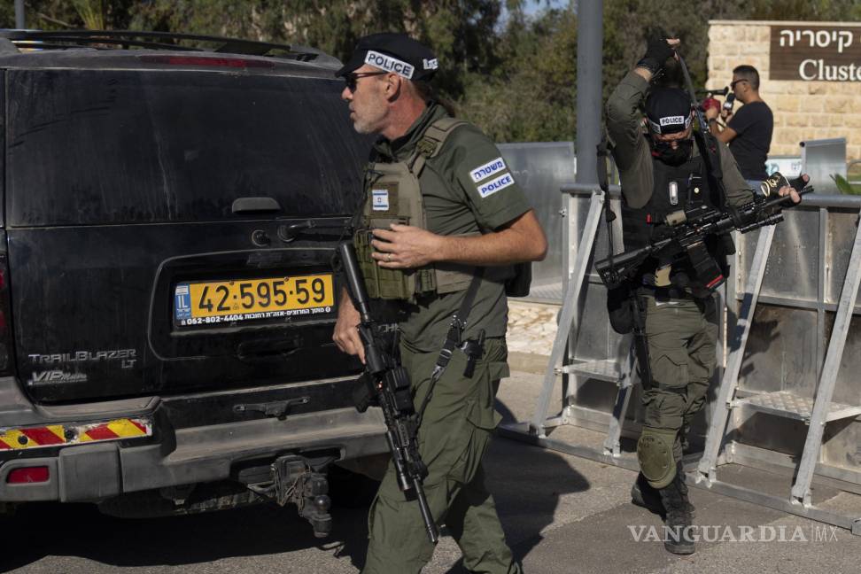 $!Fuerzas de seguridad israelíes patrullan una calle luego de que, según el gobierno, se disparó un dron contra la vivienda del primer ministro, Benjamin Netanyahu.