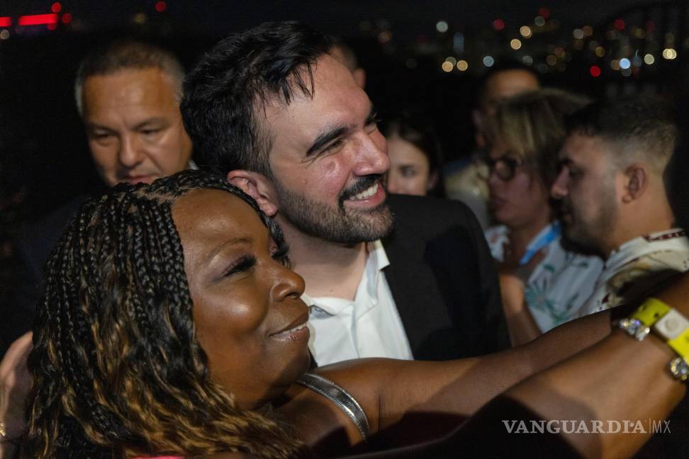 $!El alcalde electo de la ciudad de York, Zohran Mamdani, posa para una selfie durante la conferencia SOMOS Puerto Rico en San Juan, Puerto Rico.