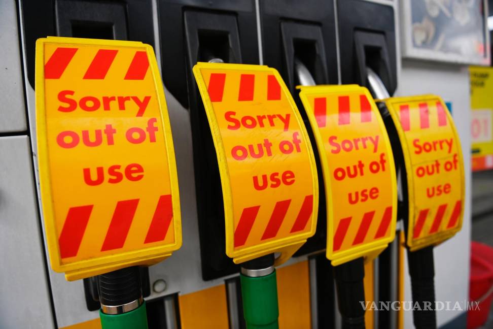 $!Se muestran signos de fuera de uso en las bombas de combustible en un garaje Shell en Muswell Hill en Londres, Gran Bretaña. EFE/EPA/Neil Hall
