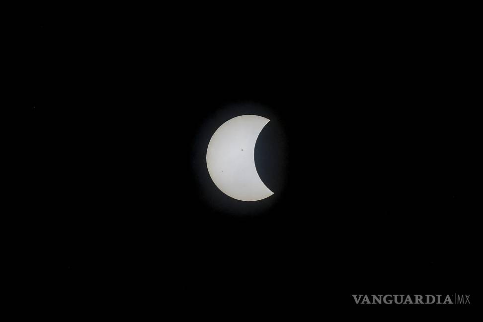 Así cautiva, maravilla y asombra el eclipse solar desde Mazatlán hasta la isla de Terranova (fotos)