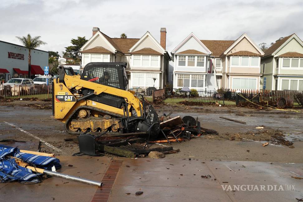 ‘Estamos atrapados aquí’; lluvias, aludes y socavones azotan a California