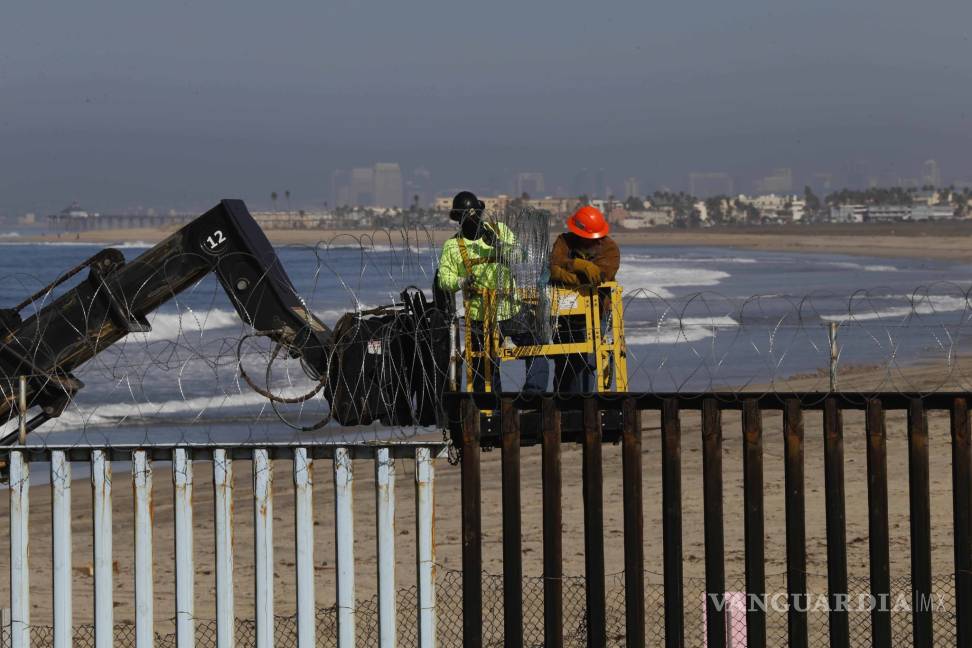 $!Militares estadounidenses y un muro frenan a migrantes en Tijuana