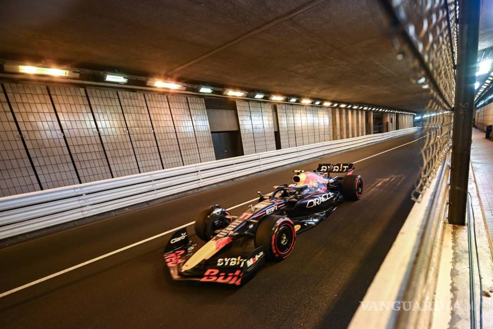 $!El piloto mexicano de F1 Sergio Pérez de Red Bull Racing en acción durante la tercera sesión de práctica del Gran Premio de Mónaco.