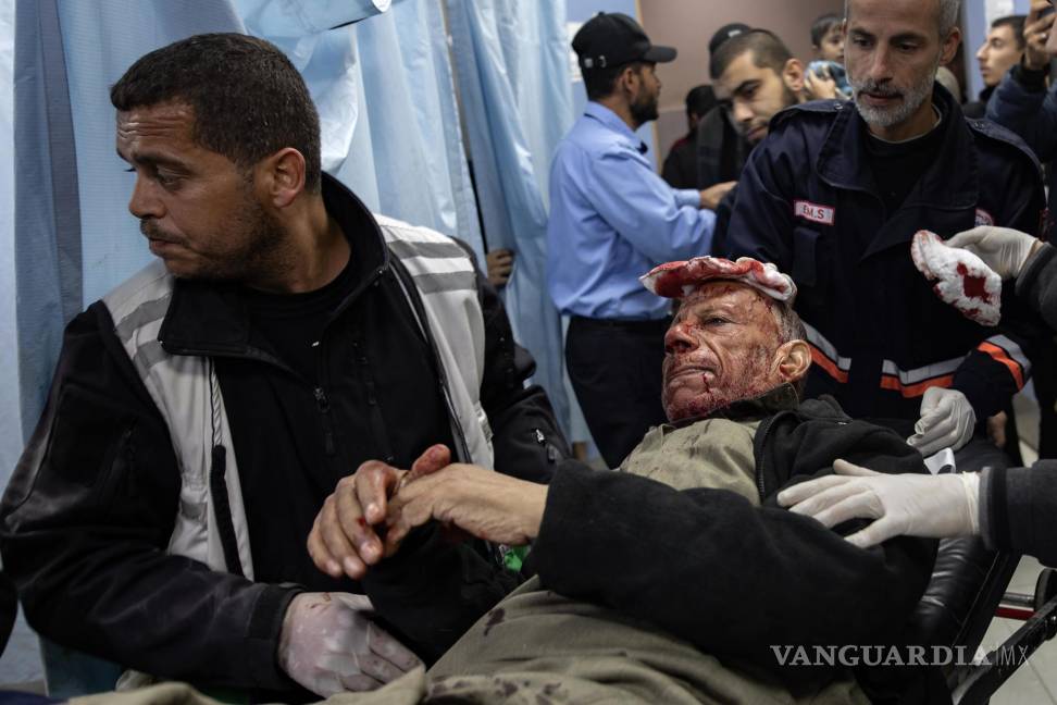 $!Un hombre herido en una camilla es trasladado al Hospital Nasser en Khan Yunis, sur de la Franja de Gaza, tras los ataques aéreos israelíes.