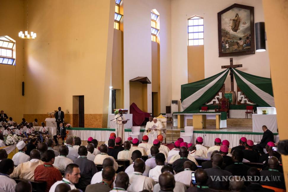 $!El Papa Francisco, en el centro, se reúne con líderes de la Iglesia Católica Romana en la Catedral de Santa Teresa en Juba, Sudán del Sur, el 4 de febrero de 2023.