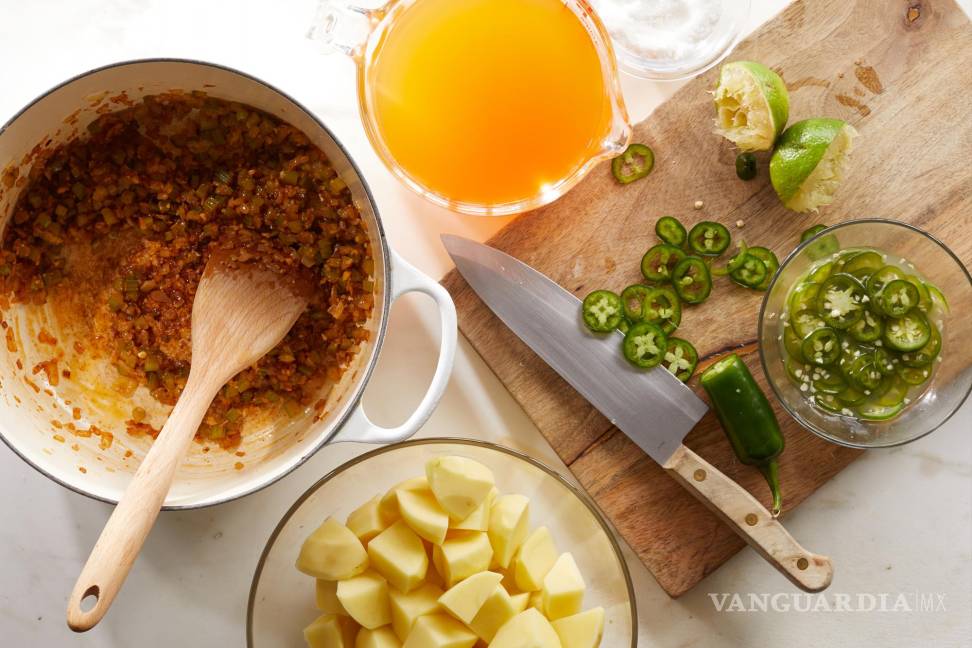 $!Corta los jalapeños en rodajas finas y desecha las semillas si lo deseas.