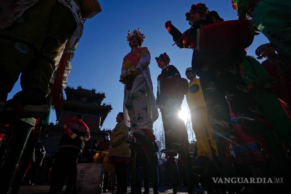 $!Danzantes chinos ataviados con ropa tradicional, esperan para actual en el templo Dongyue en el primer día del Año Nuevo Lunar, en Beijing.